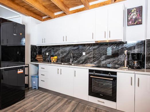 Christos Appartments Lazarata Экстерьер фото