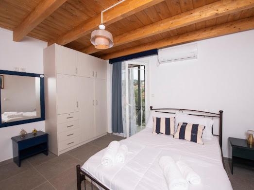 Christos Appartments Lazarata Экстерьер фото